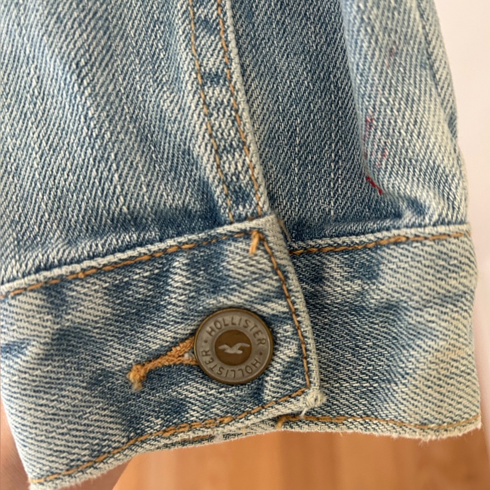 Early 2010s Hollister Light Wash Distressed Denim Jacket
Size: Medium
EUC - Picture 9 of 12